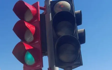 استبدال رؤوس الإشارات الضوئية الخاصة بالباص السريع باللون العنابي