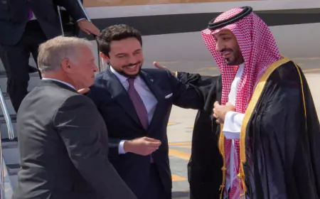 الملك يصل الرياض وولي عهد السعودية في مقدمة مستقبليه