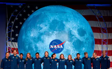 نقل رائد فضاء إلى المستشفى.. بعد عودته إلى الأرض