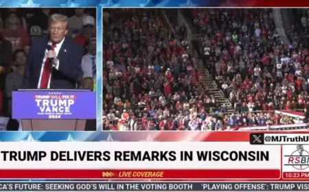 ترامب يتشاجر مع الميكروفون (فيديو)