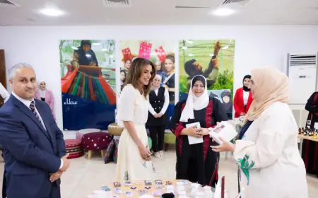 الملكة رانيا تزور مركز تمكين المجتمعات في العقبة
