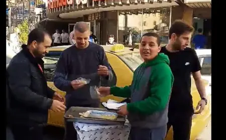 بالفيديو.. سوريون يوزعون الحلوى في شوارع عمان احتفالا بسقوط نظام بشار الأسد