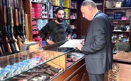 الفراية يتفقد محلات الأسلحة والذخائر في  وسط البلد