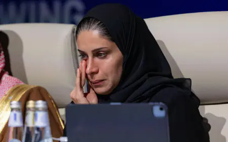 من هي السيدة التي بكت فرحا  بعد فوز السعودية بحق تنظيم المونديال  (صور+فيديو)