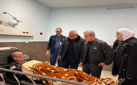 رئيس الوزراء يتفقد مصابي دار المسنين (صور)