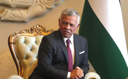 الملك:  واجب كل مسؤول خدمة المواطنين