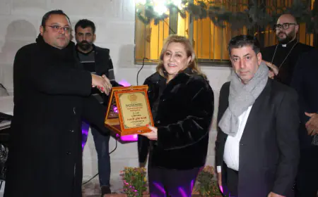 بالصور.. النائب هدى نفاع تضيء شجرة عيد الميلاد