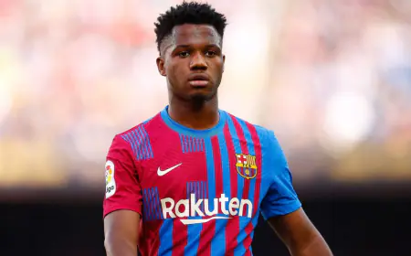 نجم برشلونة يؤدي مناسك العمرة (فيديو)