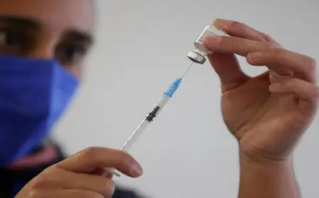 السعودية تشترط الحصول على مطاعيم لأداء مناسك العمرة أو الحج (التفاصيل)