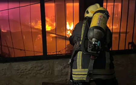 الدفاع المدني يُخمد حريق مستودع بمنطقة الرجيب