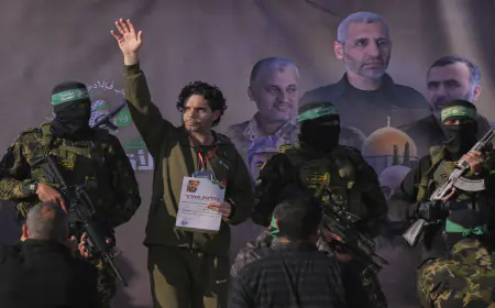 تسليم  أسيرين إسرائيليين للصليب الأحمر في خان يونس بغزة