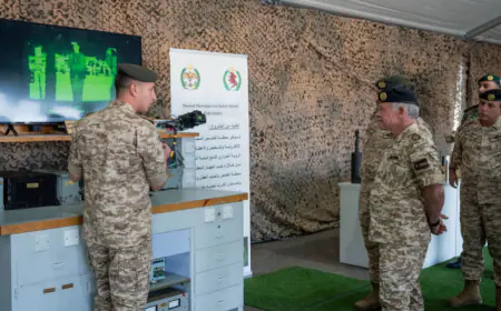 الملك يشيد بجهود الجيش في حماية حدود الوطن وصون مقدراته