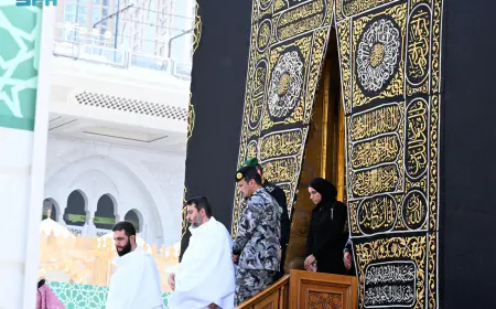 الشرع وزوجته يؤديان مناسك العمرة (فيديو)