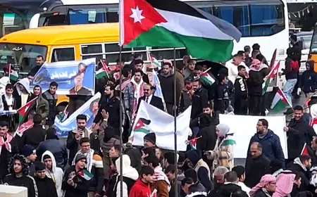 بالصور والفيديو..  الأردنيون يتوافدون إلى مطار ماركا لاستقبال جلالة الملك