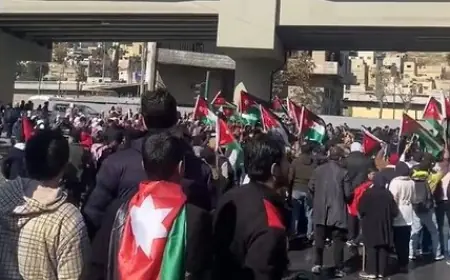 بالفيديو.. الآف الأردنيين يحتشدون لاستقبال الملك
