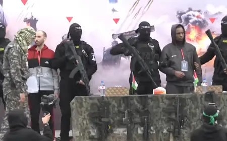 حماس تسلم الأسيرين الإسرائيليين تال شوهام وأفرا منغستو