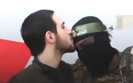 بالفيديو.. أسير إسرائيلي يُقبل رأس مقاتلي القسام