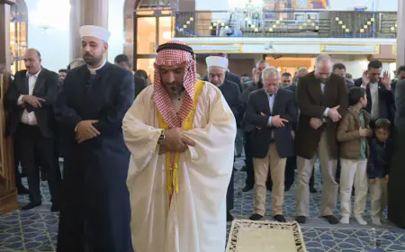 الملك يؤدي صلاة المغرب في المسجد الحسيني