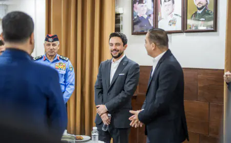 نائب الملك يزور إدارة مكافحة المخدرات ويشارك مرتباتها مأدبة الإفطار