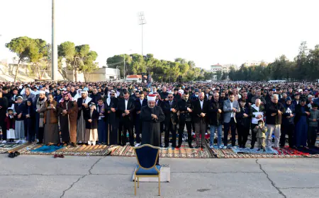 الأردنيون يؤدون صلاة عيد الفطر