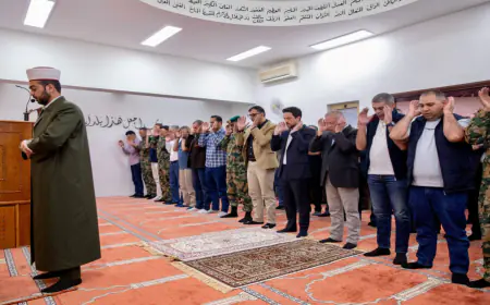الملك وولي العهد يؤديان صلاة عيد الفطر في مسجد الحرس الملكي في العقبة