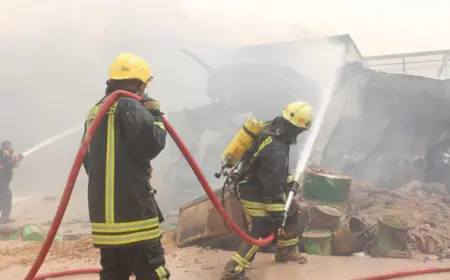 الدفاع المدني يخمد حريق مصنع بمنطقة القطرانة