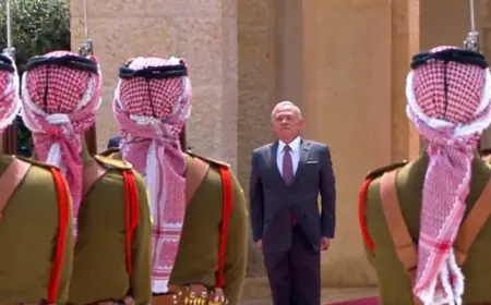 الملك يشهد مراسم رفع العلم بمناسبة اليوم الوطني للعلم الأردني