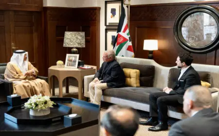 الملك يستقبل وزير الداخلية البحريني