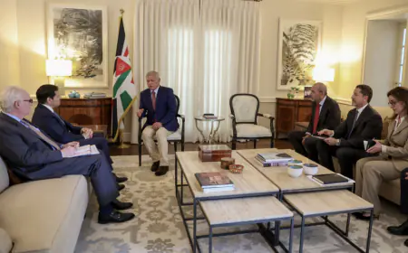 الملك يؤكد لدى اجتماعه بوزير الخارجية الأميركي ضرورة وقف إطلاق النار بغزة