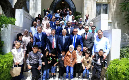 العيسوي يلتقي أطفال مصابين بالشلل الدماغي يتعالجون على نفقة الديوان الملكي