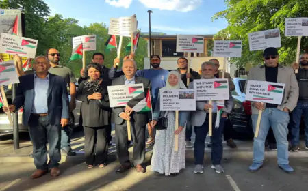 وقفة احتجاجية أمام "ميدل إيست آي" رفضا لتقارير كاذبة بحق الهيئة الخيرية