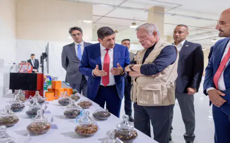 الملك يزور 3 مصانع إنتاجية في مدينة الموقر الصناعية