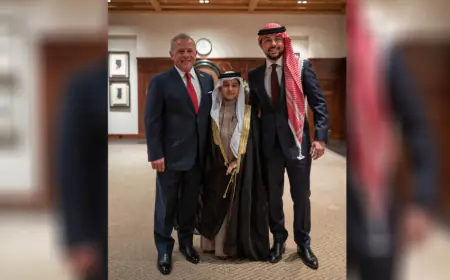 من هو الفتى الذي ابتسم له الملك عند دخوله منصة حفل الاستقلال؟