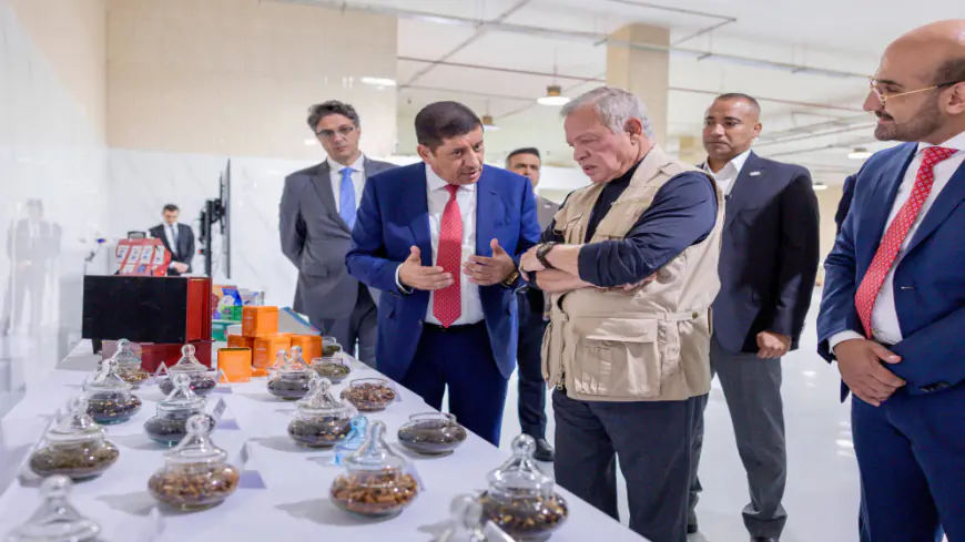 الملك يزور 3 مصانع إنتاجية في مدينة الموقر الصناعية