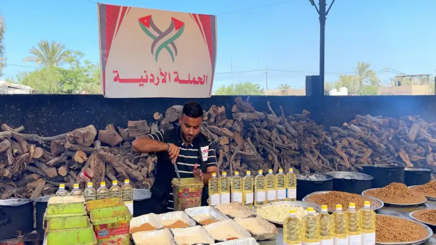 الحملة الأردنية تواصل دعمها وتوزع وجبات غذائية على آلاف العائلات النازحة شمال غزة وجنوبها