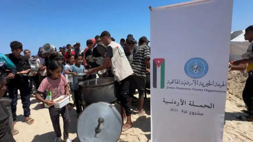 الحملة الأردنية والهيئة الخيرية توزعان وجبات في جنوب قطاع غزة