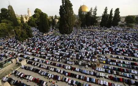 عشرات الآلاف من الفلسطينيين يؤدون صلاة عيد الأضحى في الأقصى