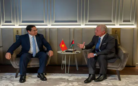 الملك يلتقي مع رئيس الوزراء الفيتنامي في مدينة نيس الفرنسية