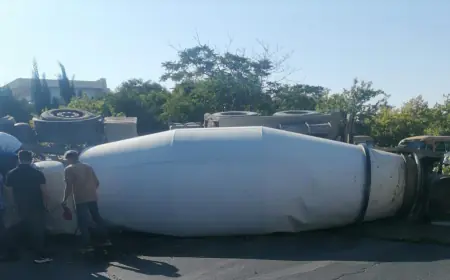 حادث انقلاب صهريج إسمنت في دابوق يتسبب بتحويلات مرورية وإصابتين متوسطتين