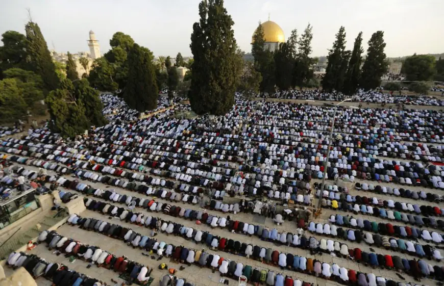 عشرات الآلاف من الفلسطينيين يؤدون صلاة عيد الأضحى في الأقصى