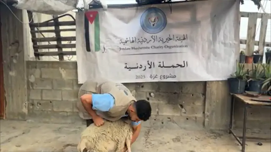 الحملة الأردنية والهيئة الخيرية الهاشمية توزعان لحوم أضاح في غزة