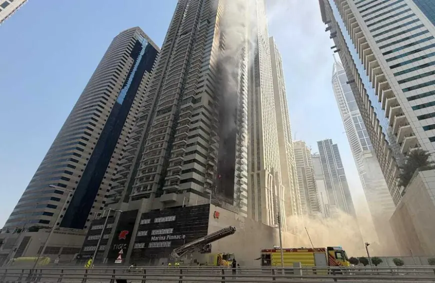 حريق ضخم يلتهم ناطحة سحاب في دبي.. مشاهد توثق اللحظات الأولى