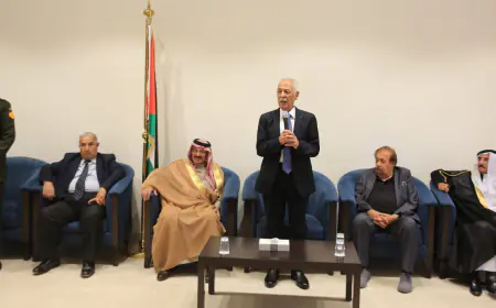 مندوبا عن الملك وولي العهد.. العيسوي يعزي الحمود والشمايلة