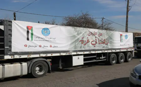 65 شاحنة مساعدات عبرت إلى غزة خلال أسبوع وسط معيقات كبيرة وحصار خانق