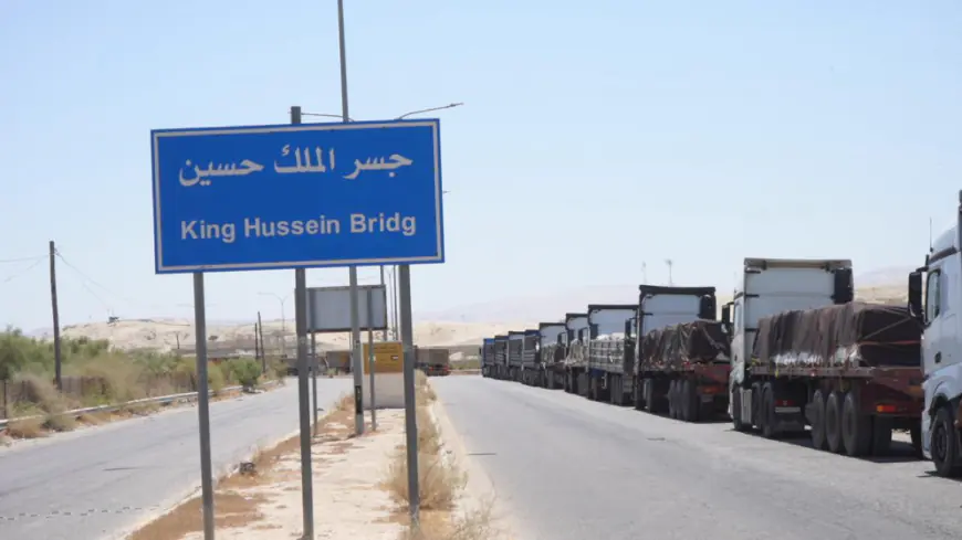 الهيئة الخيرية: قافلة من 40 شاحنة محملة بالمواد الغذائية الأساسية عبرت إلى قطاع غزة