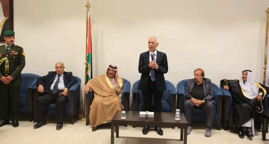 مندوبا عن الملك وولي العهد.. العيسوي يعزي الحمود والشمايلة