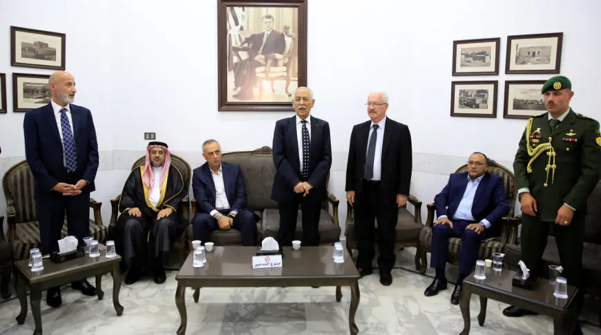 مندوبا عن الملك وولي العهد.. العيسوي يعزي آل سليمان