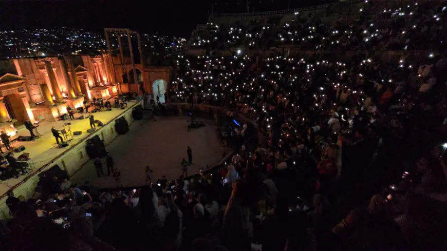 مهرجان جرش.. المدرج الجنوبي يتحول إلى سماءٍ من نجوم