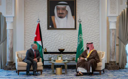 الملك يبحث مع ولي العهد السعودي التطورات في غزة والضفة الغربية