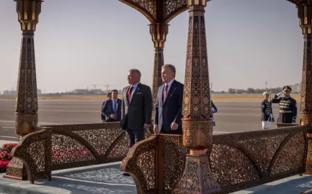 الملك يصل إلى أوزبكستان والرئيس الأوزبكي في مقدمة مستقبليه
